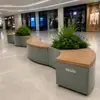 Caja de flores y asiento combinados de hierro forjado para oficinas de ventas de centros comerciales, banco paisajístico en forma de S, jardinera de ocio de acero galvanizado y madera plástica, hecho a medida