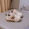 Novos estilos de primavera e outono para sapatos de bebê, incluindo sapatos macios e antiderrapantes para bebês meninos e meninas, e tênis de treinamento alemães para crianças pequenas, disponíveis para atacado
