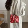 Moda de Verano Bolso Cruzado Sencillo de Lunares con Cadena para Mujer 2026 Nuevo Bolso Cubo de Cordón de Color Sólido Bolso Nube