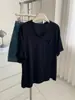 Camiseta de bolsillo de cuello en V deshilachada estilo "old money" relajada para mujer, verano 2026, algodón copo de nieve, caída fluida, talla grande, top de manga corta que estiliza