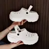 2024 Novas Sapatilhas Hole Shoes Casa de Neve com Solado Grosso Chinelos Muffin Aumentados Sapatos de Praia para Exterior Chinelos Femininos da Moda