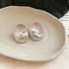 Hebilla de Oreja Circular Plegada con Galvanizado de Oro Real Diseño Personalizado Pendientes de Estilo Metálico Moda Lujo Ligero Pendientes Elegantes Elegantes Venta al por Mayor Mujer