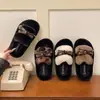 Chinelos de Pelo Macio com Listras e Solado Plano 2026 Tira de Couro Acessórios Suporte de Solado Grosso Para Meninas Casa Compras Casual Chinelos de Algodão