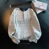 Suéter Gola Henley com Design Color Block Listrado Estilo Coreano para Homens e Mulheres Outono/Inverno Pulôver Casual Malha Estilo Retro Old Money
