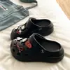 Song Xiaoke 2026 Modelo Nuevo para Aumentar la Altura Suela Gruesa Simples Casuales EVA Puntera Cerrada Zuecos para Mujeres y Parejas para Uso al Aire Libre