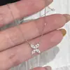 Colar com Pingente de Trevo de Quatro Folhas Borboleta com Brilhos Estilo Francês Acessórios de Corrente para Clavícula Feminina Design Versátil Novo Atacado