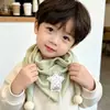 Bufanda triangular simple de estilo coreano para niños para otoño e invierno, calentador de cuello con doble pompón para niños pequeños, bufanda suave a prueba de viento para niños y niñas