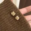 Pendientes de Zirconia con Pirotecnia Color Perla Champagne para Mujer Otoño e Invierno Lujo Accesible Pendientes Elegantes de Gama Alta Nuevo Estilo 2025