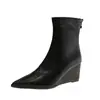 Elegantes botines de ante color albaricoque con punta fina y tacón de cuña, con cremallera trasera, botas estilizadas para mujer, Otoño/Invierno 2026
