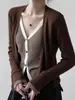 Cárdigan de punto V-neck estilo retro coreano color café, dos piezas falsas para mujer, principios de otoño 2026, top extremadamente elegante y de aspecto maduro