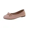 Sapatos de salto baixo com laço combinados com mocassins estilo fada, mocassins de sola macia para primavera e outono, saia de sola plana 2026, novo tecido estilo francês