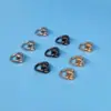 Venta al por mayor de fábrica con anillo cabeza de monje clavo para pezón accesorios de hardware para equipaje accesorios para funda de teléfono móvil cabeza de monje giratoria con letra D
