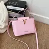 Nova Bolsa Decorativa Simples em Forma de V 2025, Bolsa Saco Transversal de Ombro Único da Moda e Tendência para Mulheres