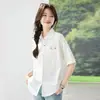 Camisa Nueva de Manga Corta Verano 2026, Estilo Coreano Artístico, Color Sólido, Cuello Campana, Bolsillo, Bordada, Cárdigan Casual, Top para Mujer