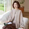 2026 Conjunto de Dos Piezas de Punto para el Otoño/Invierno de Mamá Nuevo Moda Casual Estilo Chino Cárdigan Abrigo Versátil
