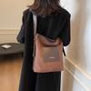 Bolsa Tote de Camurça Coreana 24 Nova Bolsa Atmosfera Marrom Escuro Simples Cor Pura Grande Capacidade Bolsa Feminina Atacado