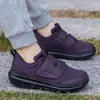 Novos tênis com velcro plus size 2026 para idosos, leves, acolchoados, antiderrapantes, tênis esportivos casuais para pais e mães, tênis para caminhada