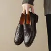 Mocassins de Couro Integral Estilo Britânico, Novo Modelo para o Festival da Primavera de 2026, Sapatos Casuais de Couro Planos com Corte Profundo para Mulheres