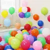 Decoraciones Coloridas de Fuegos Artificiales Espesos de Dopamina y Globos Largos para la Escena de Fiesta de Cumpleaños en Habitación Privada de Hotel para Niños y Niñas