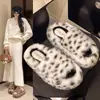Zapatillas de algodón mullidas con estampado de leopardo 2026, suela gruesa, para otoño e invierno, calzado peludo de moda, nuevo estilo, para mujer, para exteriores