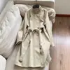 2025 Elegante Cortavientos de Longitud Media para Viajes con Cuello Alto de Dos Usos, Ajustable en la Cintura y Adelgazante, para Mujer, Venta al por Mayor N6Ef9518