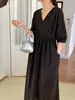 Toma real: Vestido midi de color sólido vintage francés con cuello en V y diseño plisado, nueva moda de verano 2026