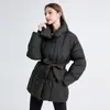 Chaqueta Corta de Algodón Estilo Europeo y Americano Invierno 2026 Nueva Holgada Casual Cálida Cuello Alto Con Cinturón Chaqueta de Algodón