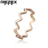R0217-NK02 Versão coreana do anel simples de onda d'água feminino em aço titânio ouro rosa anel de cauda joias de comércio exterior atacado