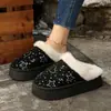 Chinelos Casuais Confortáveis Versáteis da Moda para Mulheres 2025 Outono e Inverno Novos Chinelos Fechados de Solado Grosso de Alta Qualidade para Mulheres