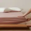 Sábana bajera de algodón peinado de fibra larga 100S, color liso, simple, con elástico en todo el contorno, cubre colchón a prueba de polvo, funda de cama de una pieza de algodón puro para dormitorio