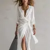 Vestido transpassado plissado texturizado branco 2026 transfronteiriço com cintura torcida, fenda, decote V, mangas morcego, vestuário feminino estilo resort
