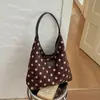 Bolso de hombro de lunares de nicho moderno y elegante para mujer 2026 nuevo bolso de mano simple de gran capacidad bolso tote de moda