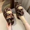 Lindas pantuflas de gatito de dibujos animados peludas para mujer, pantuflas de media caña versátiles de moda para otoño e invierno para usar en exteriores, pantuflas de algodón de una tira con suela gruesa