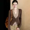 Suéter cárdigan de punto con cuello halter y cuello en V, estilo de dos piezas falso, moda de primavera 2026 para mujer, estilo popular nuevo, top de capa base