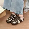 Zapatillas de entrenamiento retro alemanas para mujer, nuevo estilo 2026, zapatos casuales de bloques de color marrón, zapatos planos versátiles, zapatillas cómodas de suela blanda