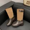 Botas Femininas de Salto Grosso Longas 2026 Bico Redondo Fivela Tendência Couro Macio Metal Novo Salto Bloco Retrô Cavaleiro Meia-Perna