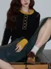 Camiseta de Manga Larga Azul Elegante con Panel Negro, Cuello Redondo, Ajustada a la Cintura, para Mujer, Otoño 2025