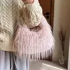 Bolsa de peluche en stock, moderna y elegante, con borlas, gran capacidad, bolso de invierno para mujer, bolso cruzado o de hombro mullido