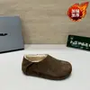2026 retro inverno novo modelo bico redondo corte profundo slip-on sapatos peludos com forro de pelúcia, sapatos baixos quentes estilo Birkenstock
