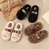 Zapatillas peludas de suela gruesa con hebilla metálica de moda para mujer, para uso exterior en otoño e invierno 2026, cómodas y cálidas zapatillas de estar por casa de peluche sin cordones