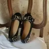 Zapatos de verano únicos para mujer de corte bajo retro en estilo gótico oscuro, negros de punta redonda con remaches y hebilla, zapatos planos sin cordones