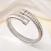 Pulseira de Aço Inoxidável de Alta Costura Personalizada para Mulheres, Joia Versátil de Aço Titânio de Nicho, Acessórios de Luxo Leve