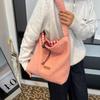 Bolso Peludo Rosa Leche Suave, Bolso de Hombro Cruzado de Moda, Nuevo Bolso Doble de Felpa para Otoño e Invierno, Bolso Cubo de Gama Alta