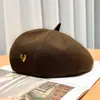 Chegada nova Beret Inverno 2024 infantil retrô cabeça grande combina com tudo rede popular rosto pequeno amor chapéu de pintor