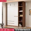 Armario Minimalista Italiano Blanco y Marrón con Bloques de Color, Puerta Batiente, Estantes Abiertos y Cajones para Almacenamiento Combinado en Dormitorio del Hogar