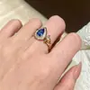 Anillo Vintage de Corindón Rojo Dopamina Forma de Gota de Agua con Acabado de Alta Gama, Diamante Cuadrado en T Circonita, Anillo de Espinela Azul Forma de Pera para Mujer