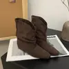 Botas Curtas Elegantes Bico Fino Plissadas com Salto Bloco Femininas 2026 Nova Coleção Outono/Inverno Veludo Interior Aumento de Altura Emagrecimento Botas de Cano Curto