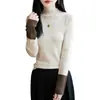 Apoyando la venta al por mayor de suéteres de punto beige cómodos, de corte holgado y estilo relajado, perfectos para usarlos en capas en otoño e invierno, con un diseño retro de cuello medio para mujer