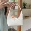 Nova Bolsa de Ombro de Prata em Formato de Meia-Lua para Primavera e Verão para Mulheres, Bolsa de Mão de Ombro Versátil da Moda Estilo Francês