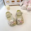Zuecos para Niñas 2026 Verano Nuevo Estilo Zapatos de Ballet Mary Jane Florales Infantiles Sandalias de Exterior Zapatos de Playa Modernos